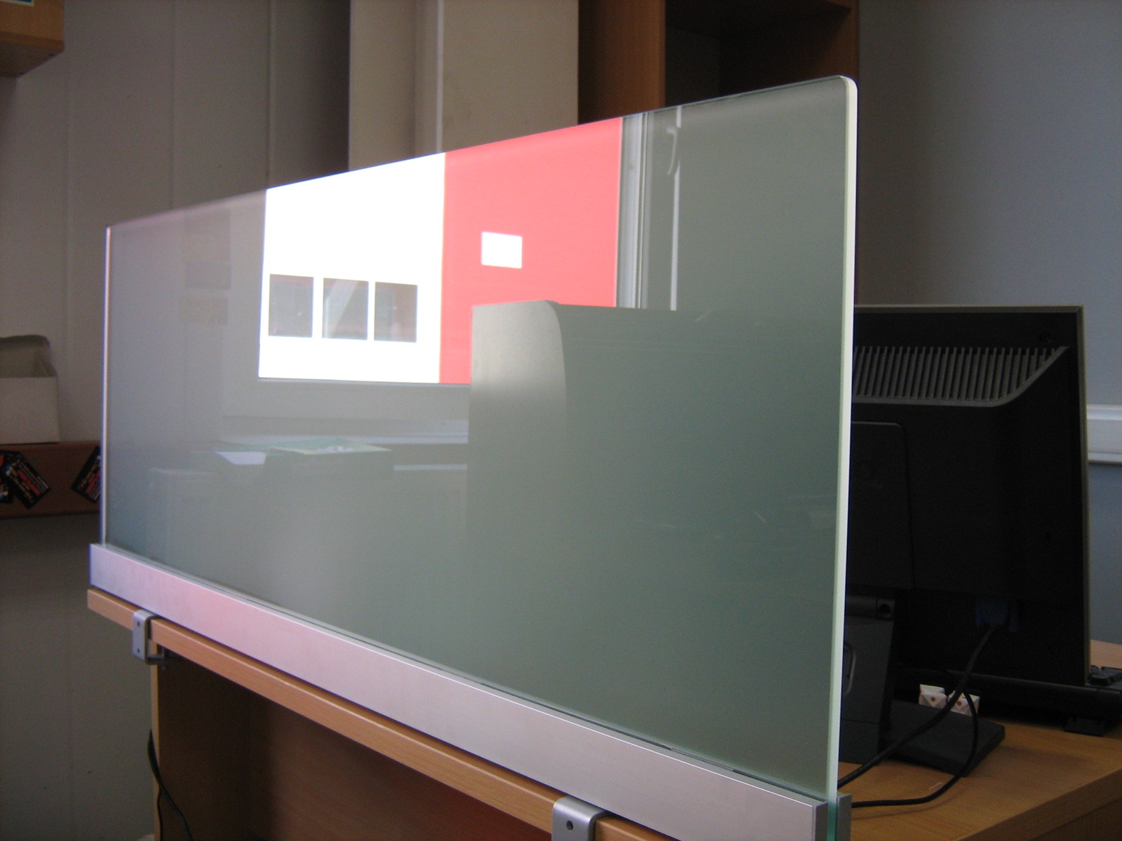 Экранный стол. Настольный экран перегородка. Настольное защитные экраны из оргстекла. Экран настольный стекло. Защитный экран из оргстекла на стол.